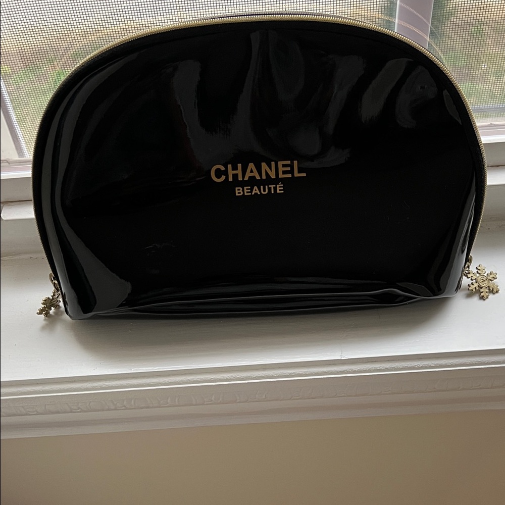 CHANEL Beauté Glossy Black Cosmetic Case